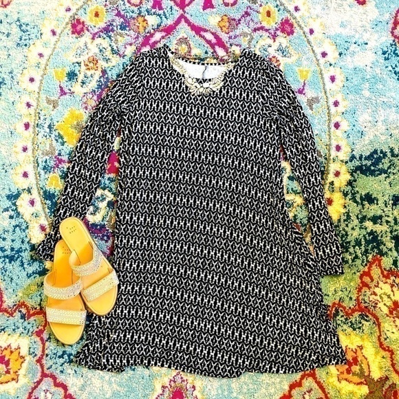 Dresses & Skirts - Stretch long sleeve black and white print dress